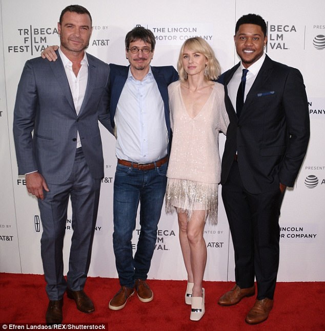 Naomi Watts vui vẻ khi gặp lại tình cũ - 4
Dù chia tay nhau nhưng Liev Schreiber và Naomi Watts vẫn dành cho nhau nhiều tình cảm và thường xuyên gặp nhau để trao đổi chuyện con cái