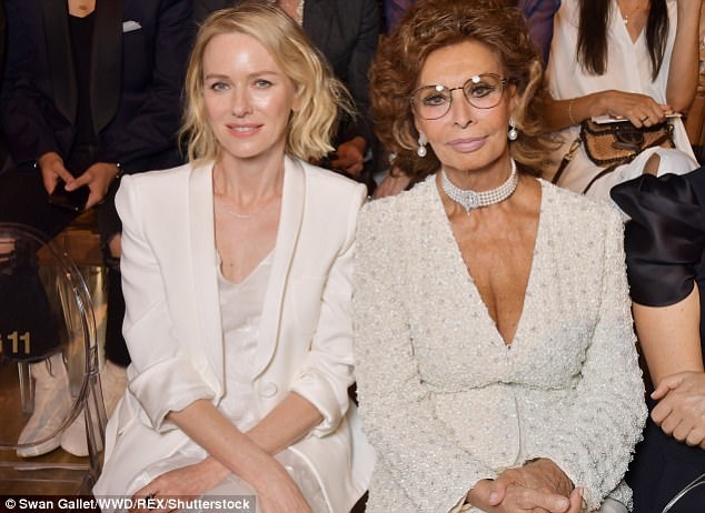 
Naomi Watts ngồi cạnh huyền thoại điện ảnh Sofia Loren trên hàng ghế VIP
