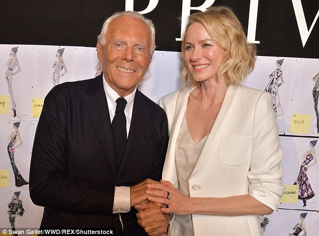 
Naomi Watts cũng giành thời gian trò chuyện với NTK 82 tuổi Giorgio Armani - người bạn thân thiết đã lâu năm của cô
