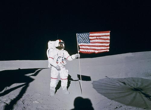 Phi hành gia NASA: Người ngoài hành tinh từng cứu nhân loại khỏi chiến tranh hạt nhân - 1
Edgar Mitchell chụp ảnh trên Mặt trăng.