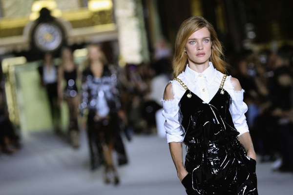 Dàn siêu mẫu tụ hội trong show của Balmain - 9
Siêu mẫu 5 con Natalia Vodianova