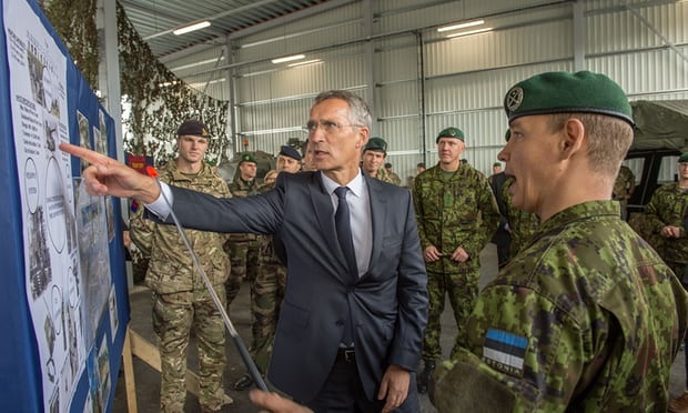 NATO: Thế giới đang ở thời điểm nguy hiểm nhất - 1
Tổng thư ký NATO Jens Stoltenberg thăm căn cứ quân sự ở Estonia. (Ảnh: AFP)