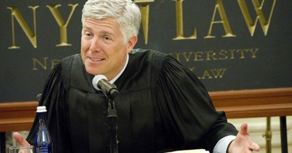 
Ông Neil Gorsuch chính thức trở thành Thẩm phán Tòa án Tối cao trẻ nhất nước Mỹ. Ảnh: Reuters
