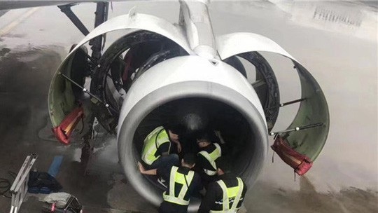 Những hành vi "xấu xí" khi du lịch nước ngoài của khách Trung Quốc - 2 Nhân viên kỹ thuật kiểm tra động cơ máy bay sau khi bị ném đồng xu