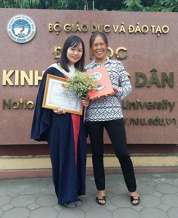 Xúc động ảnh người mẹ nghèo rạng rỡ bên con gái trong lễ tốt nghiệp - 2 Nữ sinh Bùi Thị Thanh Ngân và mẹ trong lễ tốt nghiệp