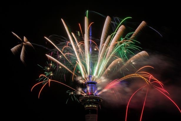 Thế giới mở "đại tiệc" pháo hoa đón năm 2018 - 22
Pháo hoa bừng sáng tại tháp Sky ở Auckland, New Zealand (Ảnh: Getty)