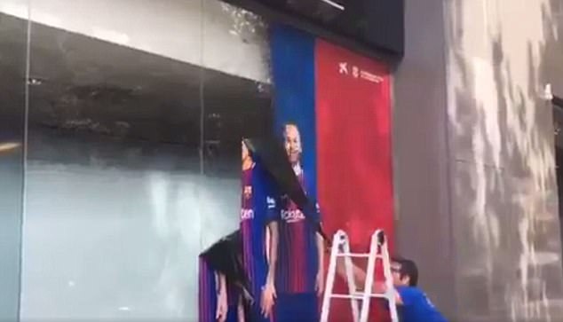 Barcelona xé sạch hình ảnh liên quan tới Neymar - 2 Barcelona xé sạch hình ảnh liên quan tới Neymar - 2