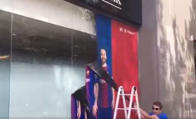 Barcelona xé sạch hình ảnh liên quan tới Neymar - 3 Barcelona xé sạch hình ảnh liên quan tới Neymar - 3