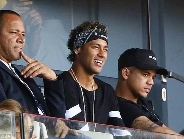 PSG giành chiến thắng chào mừng “siêu bom tấn” Neymar - 2 Neymar theo dõi trận đấu này một cách đầy hứng khởi