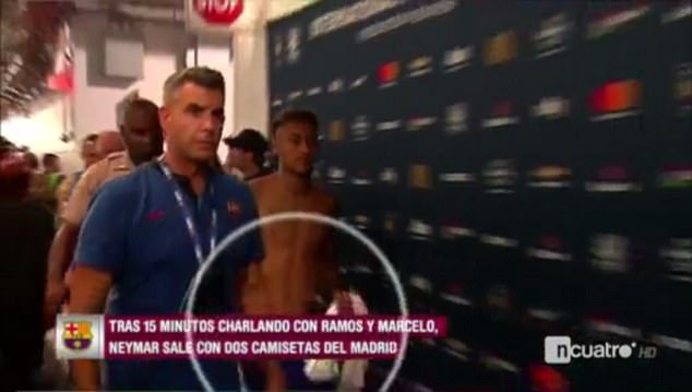 Neymar “xát muối vào lòng” Barcelona trước ngày ra đi - 1 Neymar cầm áo của hai cầu thủ Real Madrid