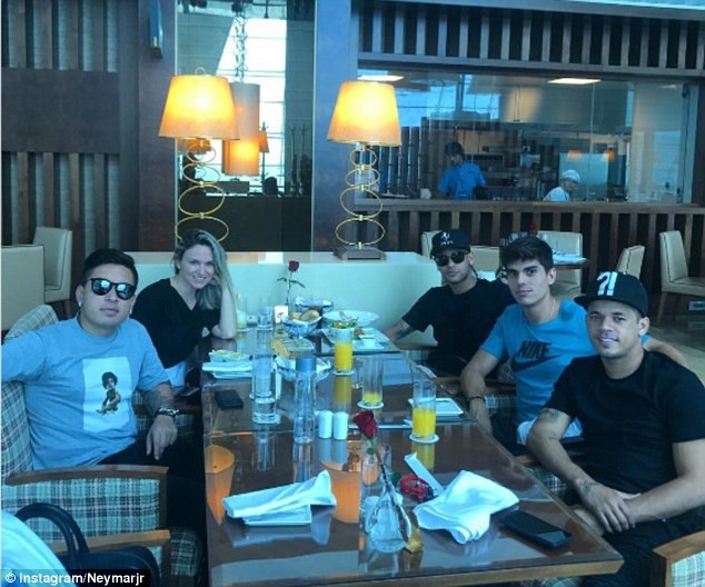 Neymar tới Dubai, chuẩn bị kiểm tra y tế với PSG - 1 Neymar có mặt ở Dubai
