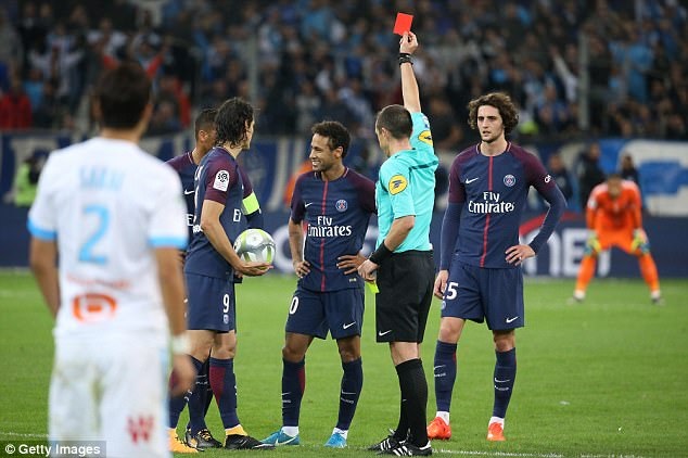 Neymar bị đuổi vì thiết đầu công, PSG hút chết ở Ligue 1 - 1 Neymar báo hại PSG với chiếc thẻ đỏ ở phút 87