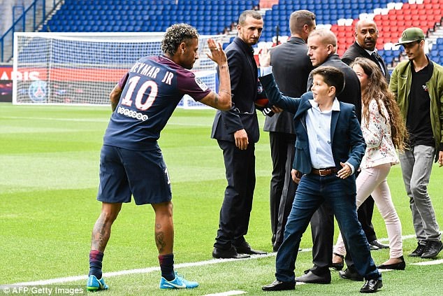 Neymar: “Tôi tới PSG không phải vì tiền” - 4 Neymar: “Tôi tới PSG không phải vì tiền” - 4