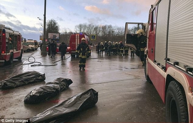 Những hình ảnh từ hiện trường cho thấy các thi thể được bọc trong túi nằm trên vỉa hè. Những người bị thương đã được đưa tới bệnh viện cấp cứu bằng trực thăng. Trong khi đó, xe buýt cũng bị hư hỏng nặng sau vụ tai nạn. (Ảnh: Getty)