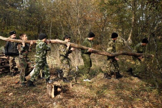 Cuộc sống nhà binh của các thiếu sinh quân Nga - 4 Các học viên trường Yermolov thực hành các kỹ năng trên thực địa.