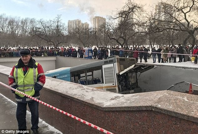 Các nhân chứng có mặt tại hiện trường cho biết xe buýt đã bất ngờ tăng tốc, vượt qua khu vực dành cho người đi bộ trên đường trước khi lao xuống hầm. Theo cảnh sát Moscow, trong số những người thiệt mạng có cả người đi bộ và khách trên xe buýt. (Ảnh: Getty)