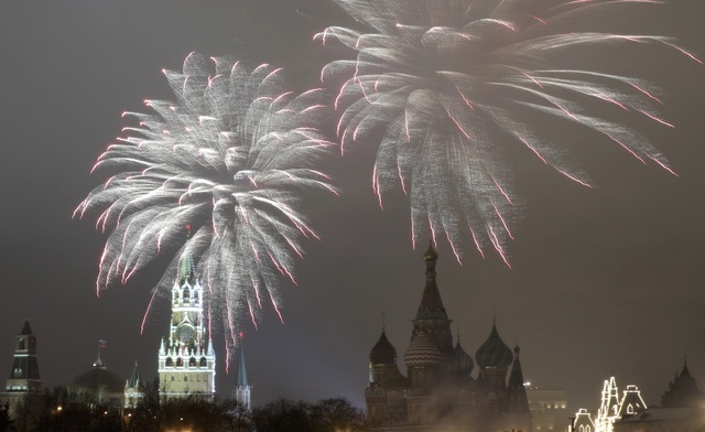 Pháo hoa rợp trời châu Âu chào đón năm mới 2017 - 28
Pháo hoa bên trên điện Kremlin và thánh đường St. Basils trong thời khắc chuyển giao năm cũ và mới (Ảnh: Reuters)