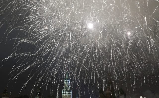 Pháo hoa rợp trời châu Âu chào đón năm mới 2017 - 29
Bầu trời Moscow rực sáng trong đêm giao thừa (Ảnh: Reuters)