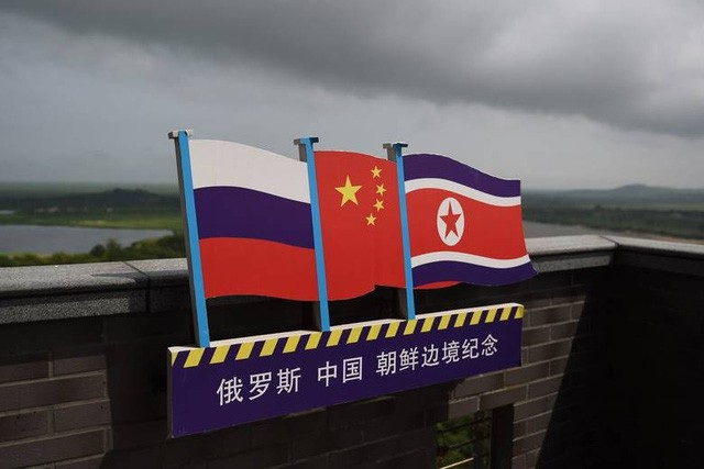 Cờ Nga, Trung Quốc, Triều Tiên tại khu vực biên giới 3 nước ở phía đông bắc Trung Quốc (Ảnh: Getty)