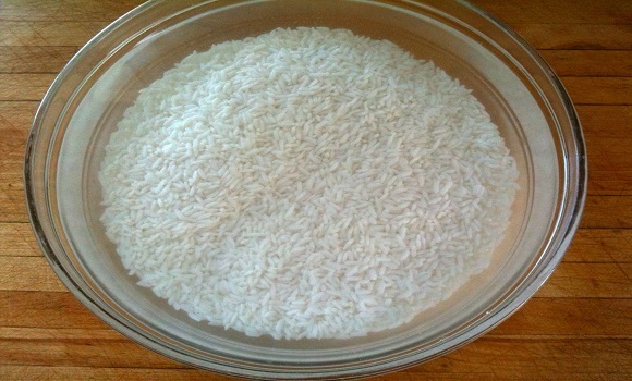 Những sai lầm tai hại khi nấu cơm bà nội trợ nào cũng mắc - 3 Việc ngâm gạo trong nước sẽ khiến hạt gạo bị trương, khi nấu cơm dễ bị nát và các chất dinh dưỡng cũng dễ bị hòa tan trong nước (Ảnh minh họa)