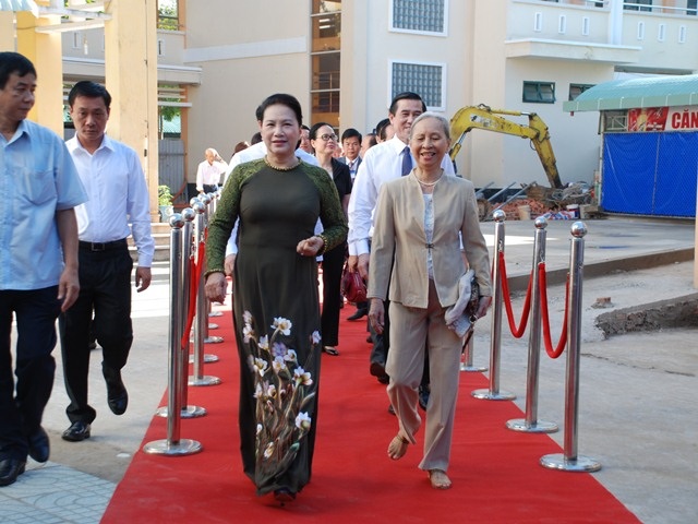 
Chủ tịch Quốc hội Nguyễn Thị Kim Ngân tới dự lễ khai giảng tại Trường THCS Lê Ngọc Hân (trước đây là trường nữ Mỹ Tho).
