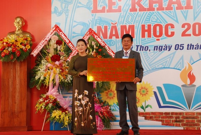 
Sau khi đánh trống khai trường, Chủ tịch Quốc hội đã tặng trường THCS Lê Ngọc Hân 30 bộ máy tính, 1 máy in, 1 máy photo.
