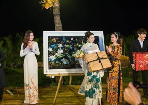 Thực hư chuyện Hoa hậu Đại dương đấu giá áo dài 700 triệu nhưng "lật kèo" - 1 Hình ảnh trong buổi đấu giá với sự góp mặt của Ngân Anh và Lý Nhã Kỳ