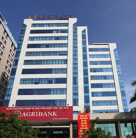 Vụ mắc bẫy sổ tiết kiệm giả, mất hàng trăm tỷ đồng: Có 9 nạn nhân - 1
9 khách hàng của Ngân hàng Agibank đang bị đối tượng Bùi Thị Huệ ôm hàng trăm tỉ đồng biến mất khỏi địa phương.