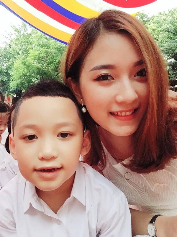 4 cô giáo trẻ xinh đẹp cuốn hút dân mạng thời gian qua - 2 Cô Ngân và học trò