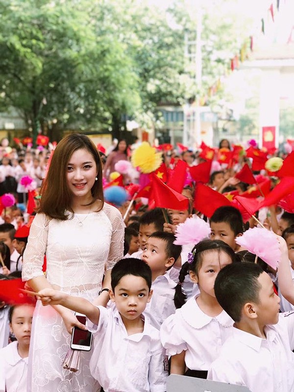 4 cô giáo trẻ xinh đẹp cuốn hút dân mạng thời gian qua - 1 Cô Thúy Ngân xinh đẹp của trường Tân Định (Hà Nội)