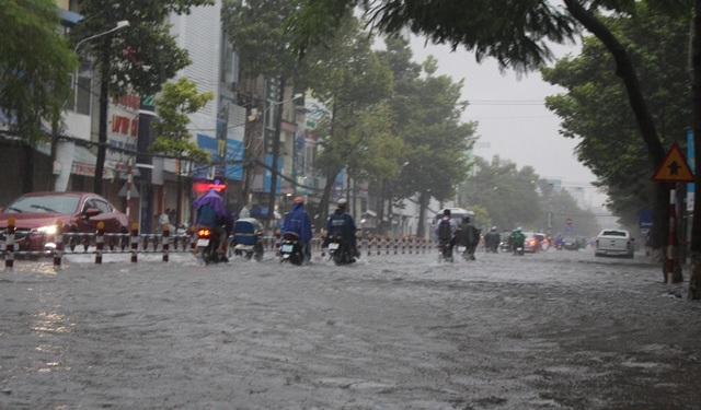 Đường phố Cần Thơ ngập nặng sau trận mưa lớn - 4 Đường Trần Hưng Đạo (quận Ninh Kiều), có những đoạn ngập sâu gần cả mét