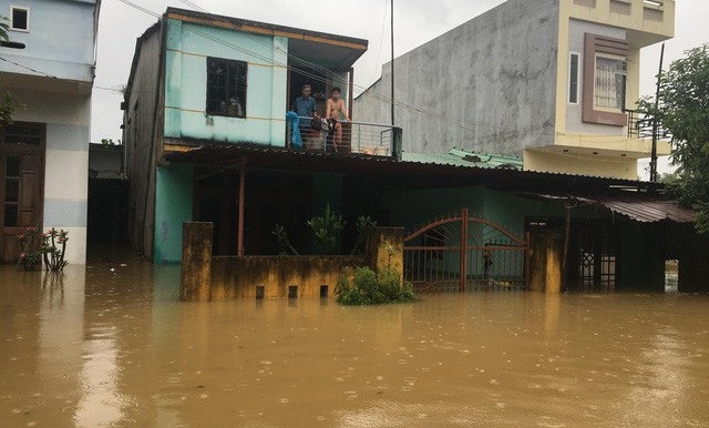 Ngày 6/11, học sinh nhiều nơi nghỉ học vì mưa lũ - 3
Nhiều xã ở huyện Hòa Vang - Đà Nẵng đang bị ngập lụt nặng. (Ảnh: Khánh Hiền)