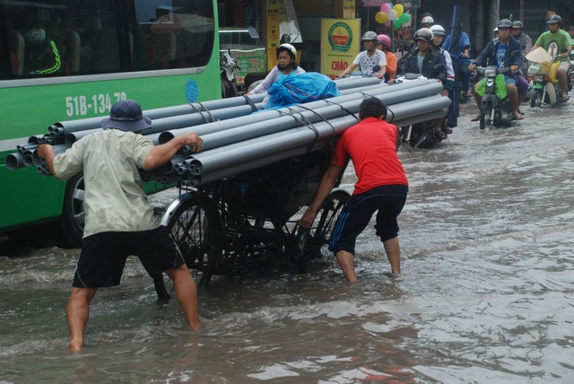 Trưởng công an xã đá văng thau cá và tàu đường sắt trên cao “dàn trận” chờ ngày lăn bánh - 7 Sáng sớm nay 7/10, tại TPHCM xuất hiện cơn mưa lớn kéo dài đến gần trưa. Mưa kết hợp với triều cường dâng cao khiến nhiều khu vực bị ngập nặng. (Ảnh: Thảo Trần)
