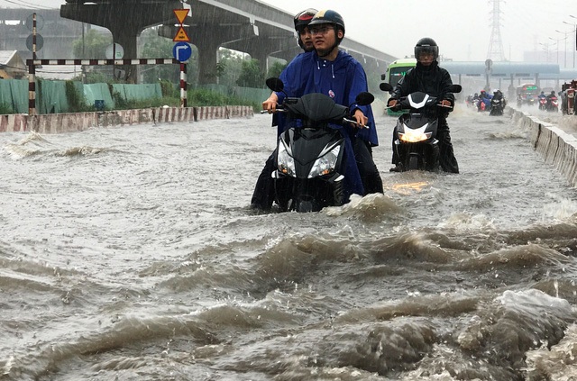 “Biệt thự quan chức” trên đất vàng và “quái vật” 300 tấn khoan xuyên lòng đất - 3 Xa lộ Hà Nội, đại lộ Phạm Văn Đồng cùng hàng loạt tuyến đường ở các quận phía Đông TPHCM chìm trong biển nước sau cơn mưa cực lớn chiều 24/5. (Ảnh: Đăng Lê)