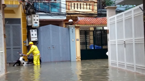 Tổ dân phố 44, phường Yên Hòa (Cầu Giấy, Hà Nội): Sống chung với ngập lụt đến bao giờ? - 1
Ngập lụt tại tổ dân phố 44, phường Yên Hòa. Ảnh: PV
