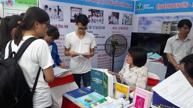 Hơn 1.000 sinh viên ngành y tham gia ngày hội việc làm - 1 Hơn 1.000 sinh viên ngành y tham gia ngày hội việc làm - 1