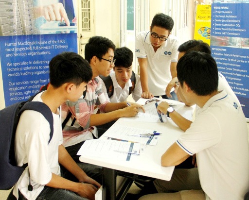 Gần 1.000 bạn trẻ đam mê Toán - Công nghệ thử sức với các doanh nghiệp lớn - 4 Gần 1.000 bạn trẻ có cơ hội thử sức ứng tuyển vào các doanh nghiệp uy tín tại ngày hội.