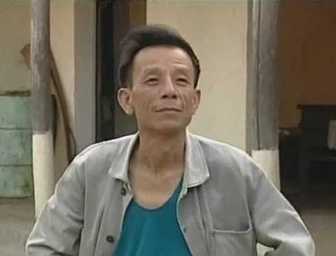 Dàn diễn viên phim “Người thổi tù và hàng tổng” giờ ra sao? - 9 Nhắc đến Văn Hiệp khán giả liền nghĩ ngay đến hình ảnh một bác trưởng thôn mộc mạc, đôi lúc hơi cổ hủ, khó tính nhưng dí dỏm, vui tính.