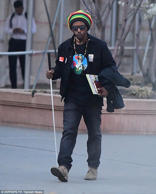 
Người đàn ông giả mù bám theo Malia đòi cầu hôn. (Ảnh: Dailymail)
