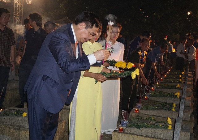 Vang mãi khúc tráng ca Việt - Lào - 9 Phó Thủ tướng Chính phủ dâng hương, dâng hoa lên những phần mô chưa biết tên được an táng tại Nghĩa trang quốc tế Việt - Lào