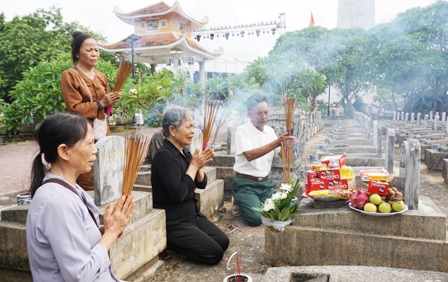 "Mày trúng đạn vào ngực, chúng tao chôn mày sau tảng đá, nhớ không..." - 1 Thân nhân liệt sỹ Nguyễn Đức Thông thắp hương tại phần mộ trong Nghĩa trang quốc tế Việt - Lào (Anh Sơn, Nghệ An)