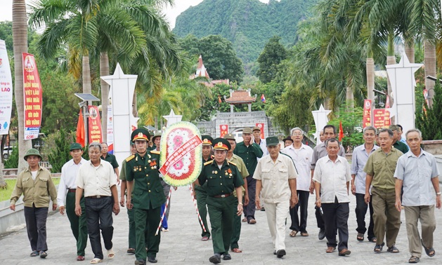 "Mày trúng đạn vào ngực, chúng tao chôn mày sau tảng đá, nhớ không..." - 5 Những cựu chiến binh Tiểu đoàn 43 viếng các đồng đội đang yên nghỉ tại Nghĩa trang quốc tế Việt - Lào