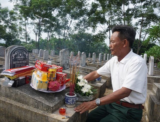 "Mày trúng đạn vào ngực, chúng tao chôn mày sau tảng đá, nhớ không..." - 2 Cựu chiến binh Trương Quang Liễu bên phần mộ của người Chính trị viên trưởng Nguyễn Đức Thông