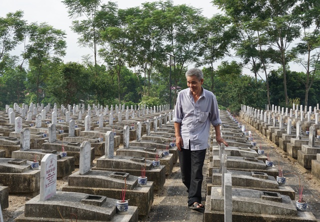 "Mày trúng đạn vào ngực, chúng tao chôn mày sau tảng đá, nhớ không..." - 4 Một cựu chiến binh đi tìm đồng đội của mình tại Nghĩa trang quốc tế Việt - Lào