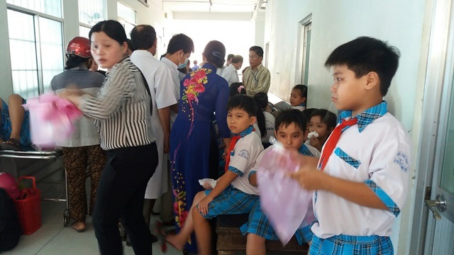 Xử phạt cơ sở kinh doanh làm 210 em học sinh ngộ độc phải nhập viện - 1 Học sinh bị ngộ độc phải nhập viện cấp cứu