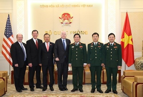 Bộ trưởng Quốc phòng tiếp đoàn Ủy ban Quân lực Thượng viện Hoa Kỳ - 1
Đại tướng Ngô Xuân Lịch với các đại biểu đoàn Ủy ban Quân lực Thượng viện Hoa Kỳ.