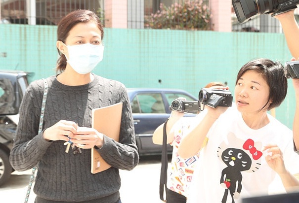 Con gái “rơi” của Thành Long tự sát “hụt”? - 3
Ngô Ỷ Lợi từ chối bình luận về thông tin Ngô Trác Lâm tự vẫn.