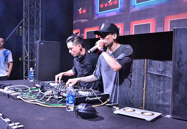 40 CLB sinh viên ĐH Ngoại thương trổ tài thu hút tân sinh viên - 5 DJ Huy DX và rapper Hank đốt cháy bầu không khí lễ hội trong đêm