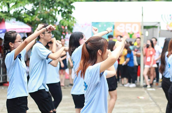 40 CLB sinh viên ĐH Ngoại thương trổ tài thu hút tân sinh viên - 3 40 CLB sinh viên ĐH Ngoại thương trổ tài thu hút tân sinh viên - 3