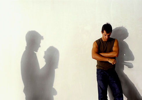 Nhiều người đàn ông đau khổ khi phát hiện đứa trẻ mình yêu thương, chăm sóc bấy lâu lại không phải là con ruột. Ảnh minh họa